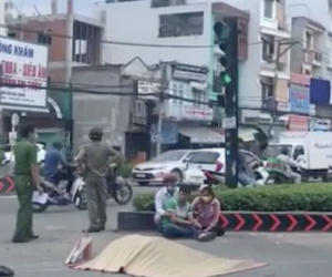 Mẹ và vợ sắp cưới khóc ngất bên thi thể chàng trai chết thảm sau khi va chạm với xe bồn