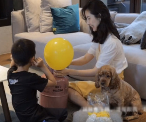 Vợ chủ tịch Taobao lần đầu tiên đưa cả 2 con vào vlog riêng và liên tục khoe nhẫn ở ngón áp út ẩn ý tình trạng của vợ chồng