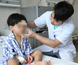 Phú Thọ: Bé gái 3 tuổi bị chó nhà hàng xóm cắn lộ xương trán