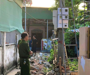 Hoảng hồn phát hiện 2 vợ chồng cùng người bạn nằm tử vong dưới chân cột điện trước nhà