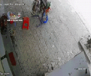 Video: 2 người đàn ông nằm bất động trước cửa nhà dân, camera an ninh 'bóc' vụ tai nạn kinh hoàng