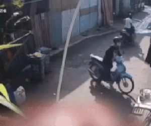 Video: Nhóm trộm xe máy liều lĩnh xịt hơi cay vào mặt người dân để thoát thân