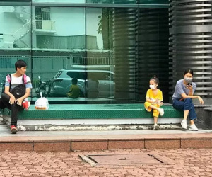 Bức ảnh cô bé 'cà khịa' với người lạ nhận hơn 40 nghìn like khiến bất cứ ai nhìn vào cũng thấy nhẹ nhõm sau 1 ngày dài mệt mỏi