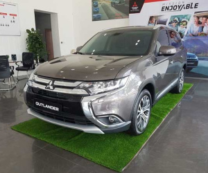 Xe đời cũ tồn kho xả hàng giá sốc
