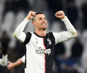 Ronaldo là cầu thủ đầu tiên kiếm một tỷ USD