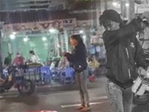 Người mẹ 17 tuổi đi phun lửa dầu hôi giữa đêm Sài Gòn: 'Em không làm thì con em chết đói'