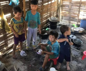 Thực hư chuyện 4 em nhỏ ăn cơm nguội với ve sầu