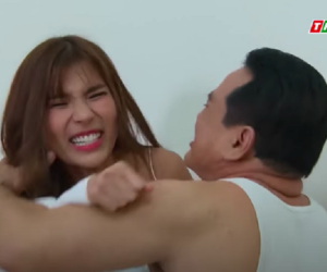 'Mẹ ghẻ': Lộ cảnh Thúy Diễm bị gã dê xồm giở trò đồi bại trong khách sạn, Lương Thế Thành xuất hiện vừa kịp lúc