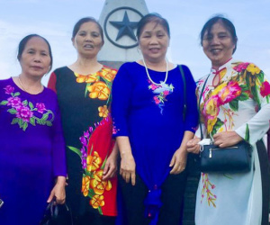 Mặc áo dài lên đỉnh Fansipan tham quan nhưng điện thoại hết pin, 4 bác gái được chàng trai lạ mặt chụp ảnh giúp rồi đăng hẳn lên MXH trả ảnh