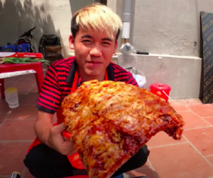 Dùng tay trần để sờ mó, chế biến đồ ăn, con trai bà Tân Vlog lại đưa ra lý lẽ bất ngờ khiến dân mạng cho rằng, Hưng Vlog đã sai lại còn bảo thủ