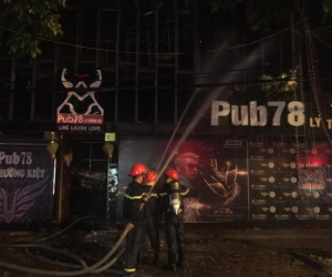 50 chiến sỹ được huy động cứu quán bar bốc cháy ngùn ngụt trong đêm