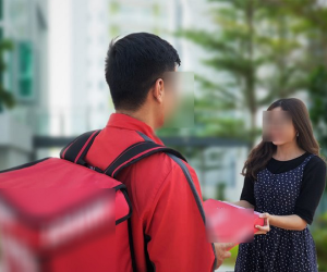Hộp cơm sườn 10.000 đồng và lời nhắn ngọt ngào của chàng shipper khiến ai đọc cũng 'tan chảy'