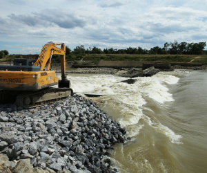 Vỡ đập tràn trên sông Lam