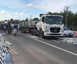 Hàng trăm thanh sắt trên xe container phi xuống đường, nhiều người thoát chết