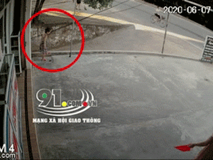 Bé gái chơi trước nhà bị điện giật, 2 người lớn đứng gần không hề hay biết