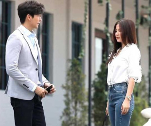 Vừa rời tòa án, chồng mừng rỡ vì được tự do nhưng mảnh giấy vợ bất ngờ dúi vào tay lại khiến anh kinh hoàng thất thố