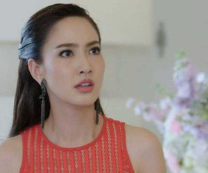 Thấy mẹ mặc váy cưới, con gái tôi khẽ khàng níu tà váy hỏi một câu khiến tôi nước mắt chảy dài