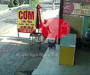 Video: Người phụ nữ trộm thùng thịt nướng tại quán cơm khiến nhiều người ngao ngán