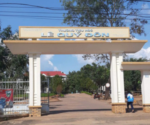 Học sinh tá hoả phát hiện bảo vệ treo cổ sau trường