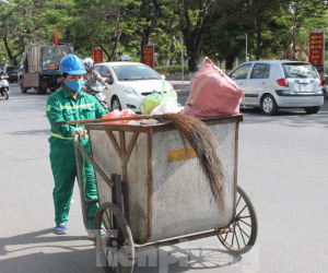 Người Hải Phòng đội nắng mưu sinh giữa trời nắng như đổ lửa