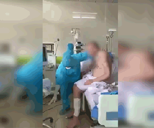 Khoảnh khắc nam bệnh nhân phi công người Anh ngồi đung đưa chân trên giường bệnh