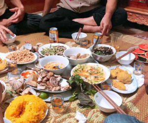 Về ra mắt nhà người yêu, nam thanh niên rụt rè nói bản thân không biết uống và màn đọ rượu '1 chấp 3' khiến dân tình ngã ngửa