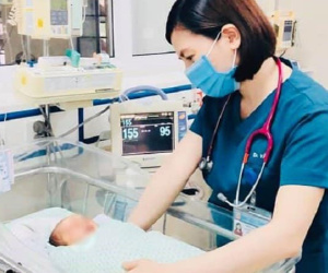 Nhân chứng kể lại khoảnh khắc cứu bé sơ sinh bị bỏ đói 3 ngày dưới hố ga giữa trời nóng 40 độ