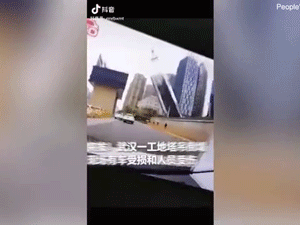 Cần cẩu đổ xuống đường phố đông đúc