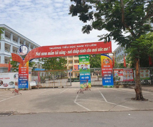 Học sinh lớp 4 ở Hà Nội bị bỏ quên trên xe đưa đón, tỉnh dậy đập cửa kêu cứu