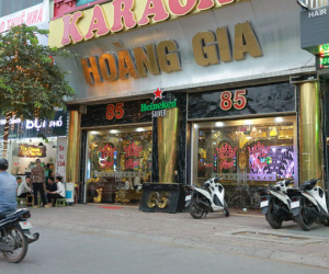 Sau lệnh của Thủ Tướng nhiều quán karaoke ở Hà Nội và Sài Gòn nhộn nhịp mở cửa trở lại, nhiều quán vẫn đóng cửa im lìm