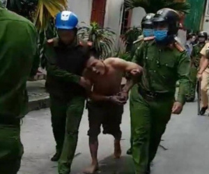 Khống chế kẻ 'ngáo đá' cầm dao chém công an
