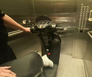 Bi hài chuyện phải mang xe máy lên căn hộ cao cấp vì sợ mất trộm