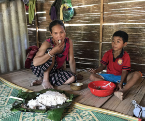 Nhiều hộ nghèo phải trích tiền hỗ trợ cán bộ thôn 'uống nước'