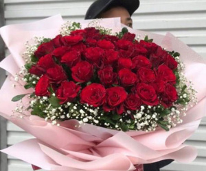 Quang Hải tặng đóa hồng siêu to khổng lồ cho bạn gái Huỳnh Anh nhân dịp kỷ niệm 1 tháng hẹn hò