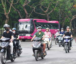 Chùm ảnh người Hà Nội trong buổi sáng mát mẻ hiếm hoi