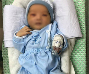 Hình ảnh mới nhất của em bé sơ sinh bị bỏ rơi ở hố ga giữa trời nắng 40 độ: Đôi mắt đã hé mở, vẫn phải điều trị viêm ruột