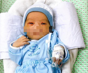 Bé sơ sinh bị bỏ rơi hơn 40 giờ nghi bị nhiễm trùng máu, bác sĩ dồn lực cứu chữa