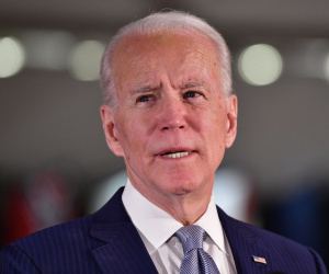 Ông Joe Biden nói tổng thống Donald Trump có thể bị quân đội áp giải khỏi Nhà Trắng nếu thất cử nhưng không chịu rời đi