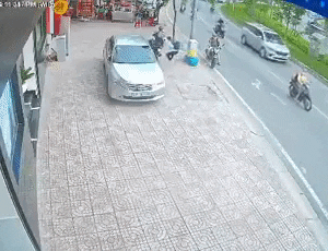 Video: Bị giật đồ, nam thanh niên tay không một mình chống lại hai tên cướp nghi cầm hung khí ở Sài Gòn