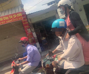 Chạy xe dưới trời nắng nóng, người phụ nữ có cách ngồi khiến cả đường phải ngoái nhìn
