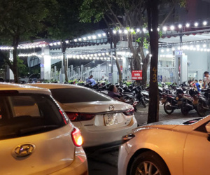 Xe máy, xe hơi xếp hàng dài trước cửa các quán nhậu mỗi chiều tan tầm : 'Làm cốc cho mát rồi về nhà chứ không nhậu nhẹt gì'