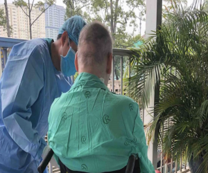 TIN VUI: Nam phi công người Anh nhiễm COVID-19 chính thức ngưng thở máy
