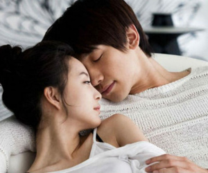 Nếu chồng cùng vợ làm 3 việc này trên giường ngủ ngoài chuyện ân ái, không nghi ngờ gì nữa, bạn là người phụ nữ cực kì may mắn