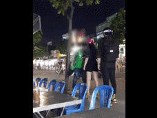 CLIP: Bắt gặp người yêu đi với trai lạ, thanh niên chạy Grab ném mũ bảo hiểm 'dằn mặt'
