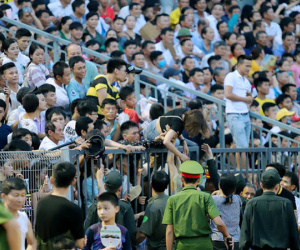 Vỡ sân ở Hà Tĩnh do 'cán bộ cho người nhà vào'