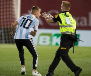 La Liga kiện CĐV 'vượt rào' đòi selfie với Messi