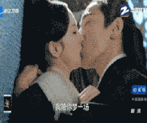 9 nụ hôn 'xôi thịt' gây tranh cãi ở phim Hoa ngữ: Dương Mịch, Đường Yên như sắp bị bạn diễn 'nuốt trọn'