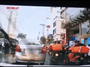Thanh niên đi ô tô tranh thủ 'hôi' chùm vải rơi trên đường, có người níu tay lại vẫn thản nhiên đóng cửa đi tiếp