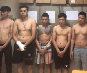 Tranh giành địa bàn dán quảng cáo, gần chục thanh niên hỗn chiến