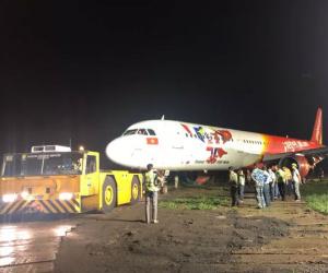 Video: Nỗ lực đưa máy bay trượt khỏi đường băng ở Tân Sơn Nhất trở lại sân đỗ